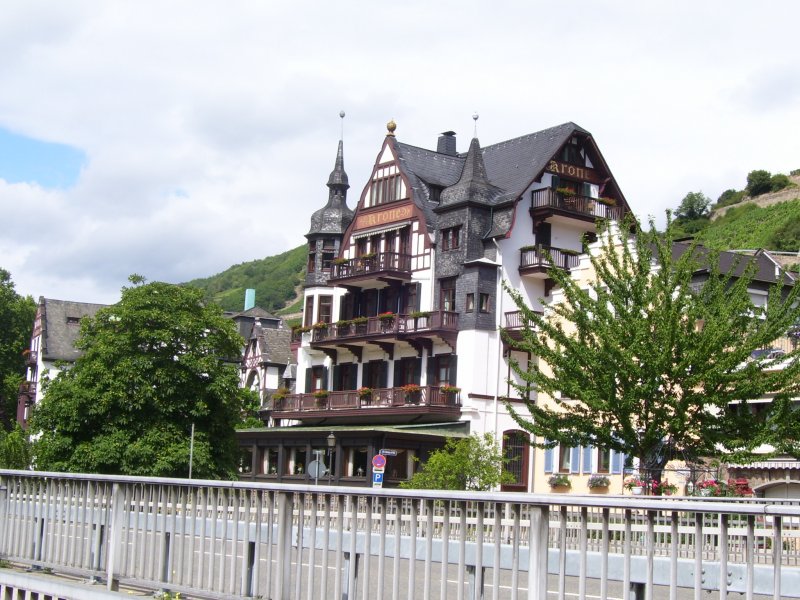 Blick auf das Hotel  Krone  in Assmanshausen, direkt neben der B42. 24.07.2007