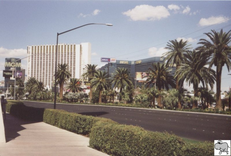 Blick auf das Hotel  MGM  am Las Vegas Strip. Die Aufnahme entstand am 09. September 2002.