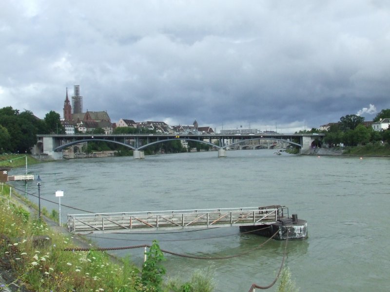 Blick auf die Innenstadt am Rhein und zur Brcke mit der Tramhaltestelle 'Schifflnde'. (04.07.2007)