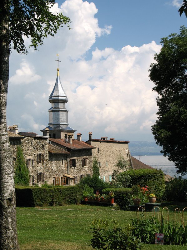 Blick auf den kleinen aber sehenswerten mittelalterlichen Ort Yvoire am Genfersee.
(Juni 2008) 