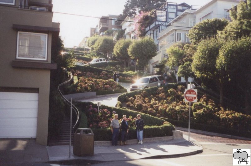Blick auf die Lombard Street. Die wohl steilste Strae der Welt. Wir  bezwangen  sie am 06. September 2002, wo auch die Aufnahme entstand.