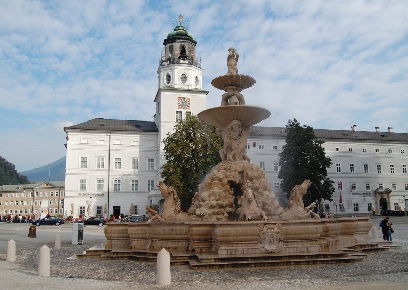 Blick auf den Residenzplatz mit Residenzbrunnen.
Dahinter sieht man den Turm mit dem
bekannten Glockenspiel.(29.09.2009)