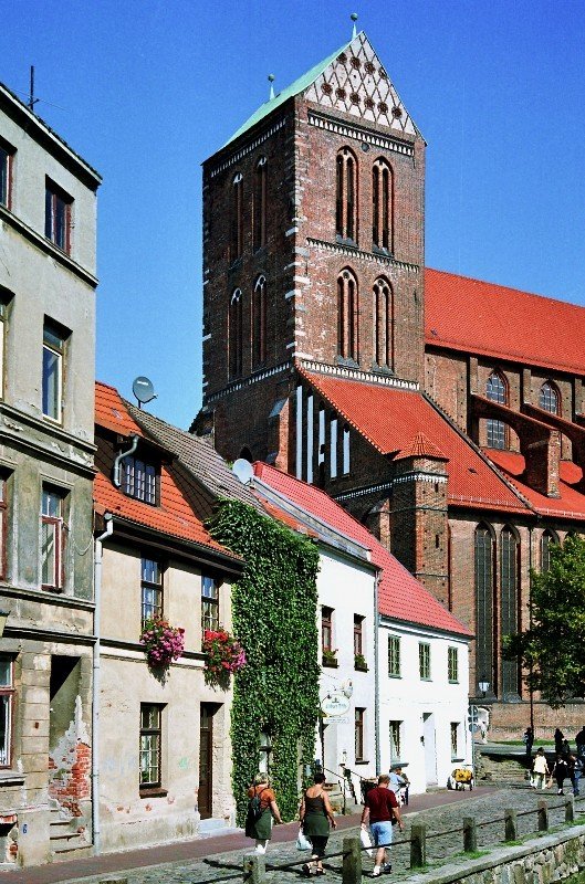 Blick auf St. Nikolai (September 2003). Das Haus am linken Bildrand zeigt, dass noch nicht alles wieder perfekt ist in Wismars Altstadt.