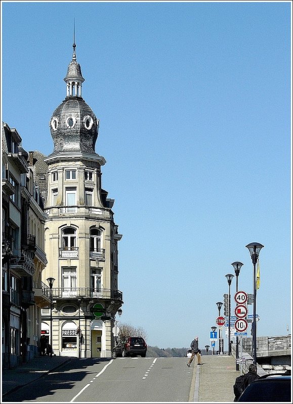 Blick aus der Avenue des Combattants in Richtung Maasbrcke in Dinant. 30.03.09 (Jeanny)