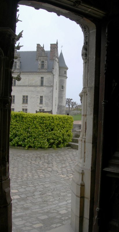 Blick aus der Chapelle Saint-Hubert auf Schloss Amboise