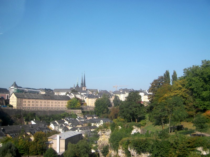 Blick aus dem Zug auf die Stadt Luxemburg am 16.09.07. Im Hintergrund erkennt man die Trme der Kathedrale.