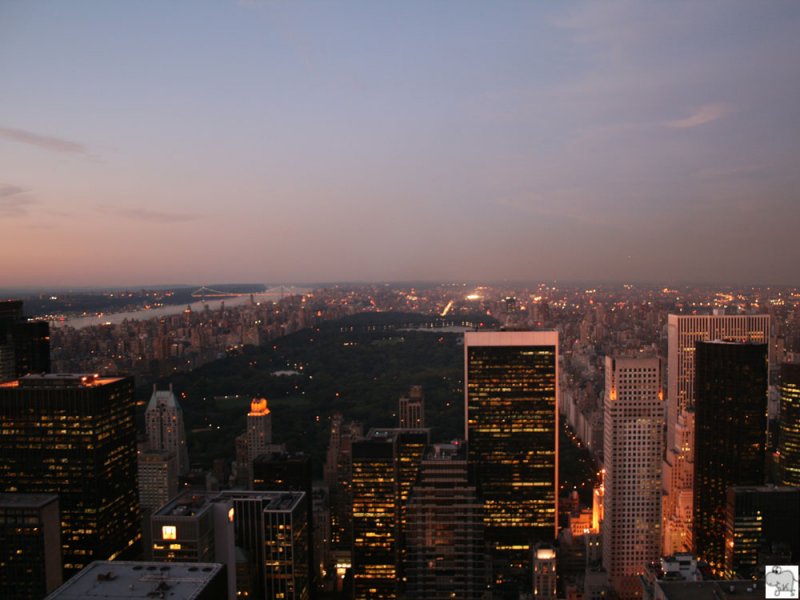 Blick von der Aussichtsplattform im Rockefeller Center, genannt  Top of the Rock , in Richtung Norden auf den Central Park in Bildmitte. Das Foto wurde am Abend des 17. September 2008 aufgenommen.