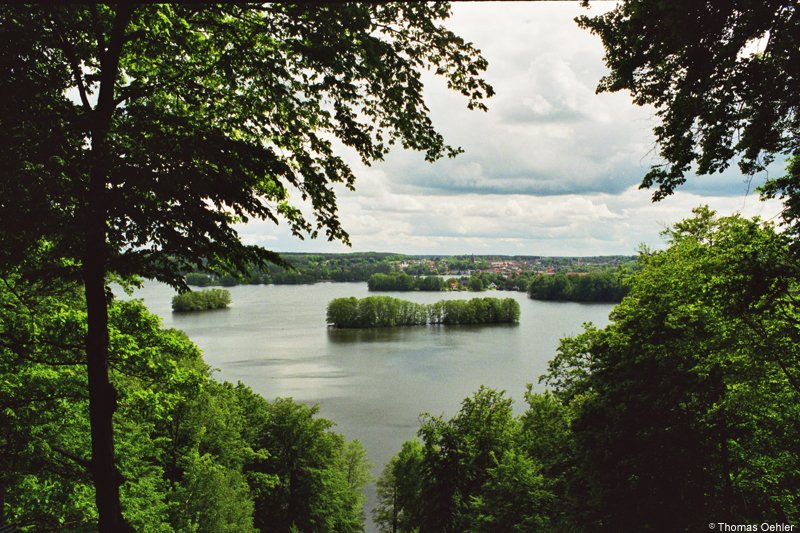 Blick vom Aussichtspunkt Reiherberg ber den Haussee auf Feldberg; Mai 2006.