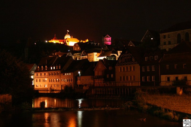 Blick ber die Halach auf die Altstadt von Kronach mit der hell beleuchteten Festung Rosenberg anlsslich der Veranstaltung  Kronach leuchtet 2009 . Die Aufnahme entstand am 18. Juli 2009.