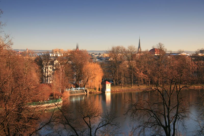 Blick vom Chemnitzer Schlossberg ber den Schlossteich zur Innenstadt - die Trme von Petri- und Markuskirche berragen die Dcher der Stadt; Aufnahme vom 27.12.06.
