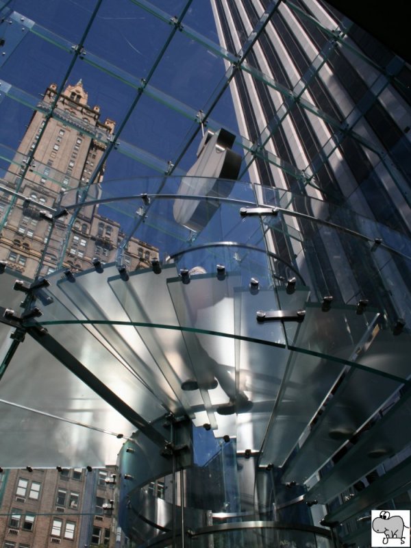 Blick durch den glsernen Wrfel des Apple Stores auf die Wolkenkratzer von Manhatten. Aufgenommen am 18. September 2008.