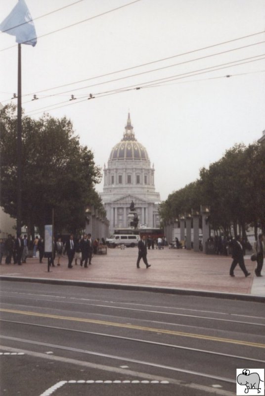 Blick von der Market Street auf das Radhaus von San Francisco. Die Aufnahme entstand am 06. September 2002.