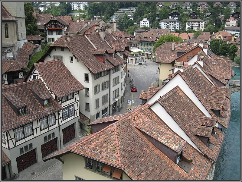 Blick von der Nydeggbrcke in Bern auf tiefer liegende Teile der Altstadt am Ufer der Aare. (26.07.2008)
