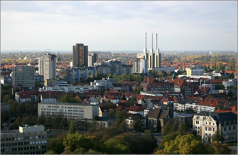 Blick vom Rathausturm auf die Hochhuser des Ihme-Zentrum. Dahinter der markante Bau des Heizkraftwerks in Linden. 3.11.2006 (Matthias)