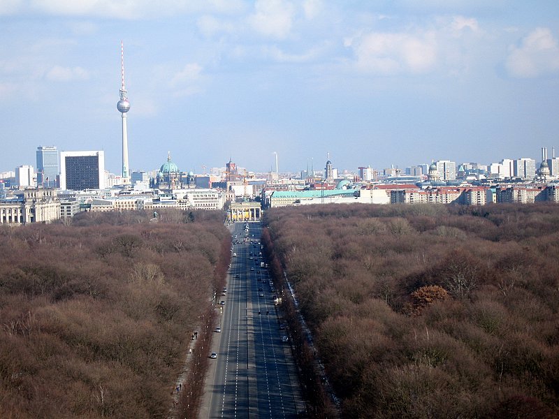 Blick von der Siegessule zum Brandenburger Tor. Im Hintergrund der fernsehturm und der Dom. Leider war Winter, sodass der Tiergarten nicht schn gruen aussieht.
