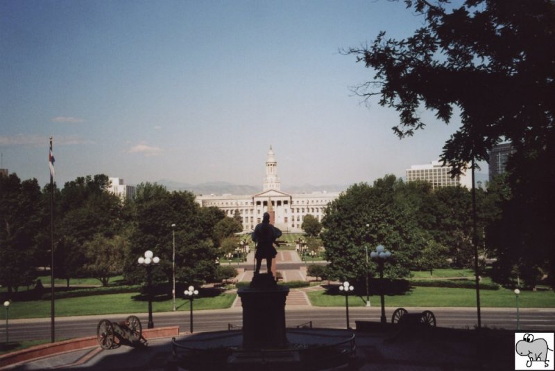Blick von den Stufen des Capitols von Colorado auf das Rathaus (City Hall) von Denver. Die Aufnahme entstand whrend unserer USA Reise am 15. Juli 2006.