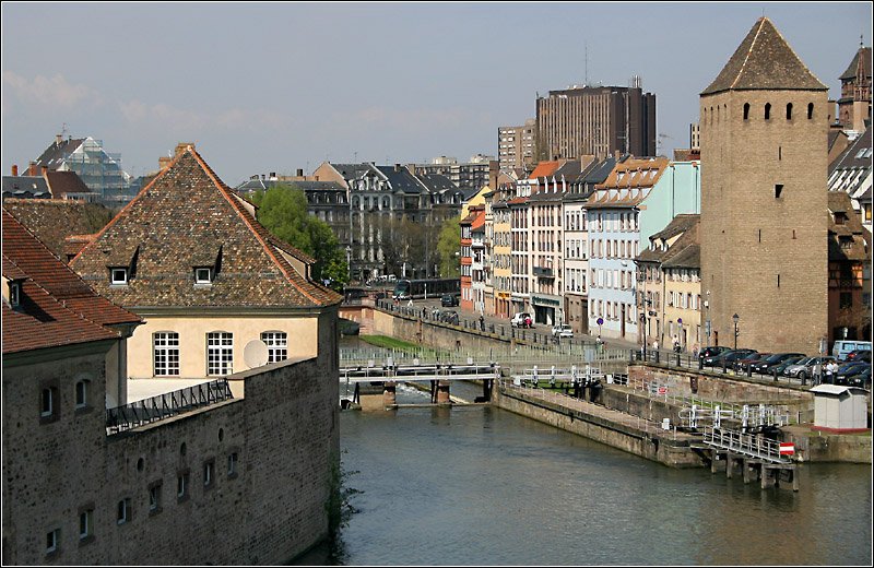Blick von der Terrasse Panoramique nach Norden entlang dem Kanal Foss du Faux-Rempart, der die Altstadt nrdlich umschliet. Auf der Pont National ist ein Straenbahnzug zu erkennen. 21.4.2006 (Matthias)