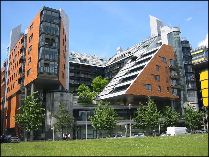 Blick vom Tilla-Durieux-Park auf verschiedene Bauten des von DaimlerChrysler bebauten Areals am Potzdamer Platz. (Juli 2005)