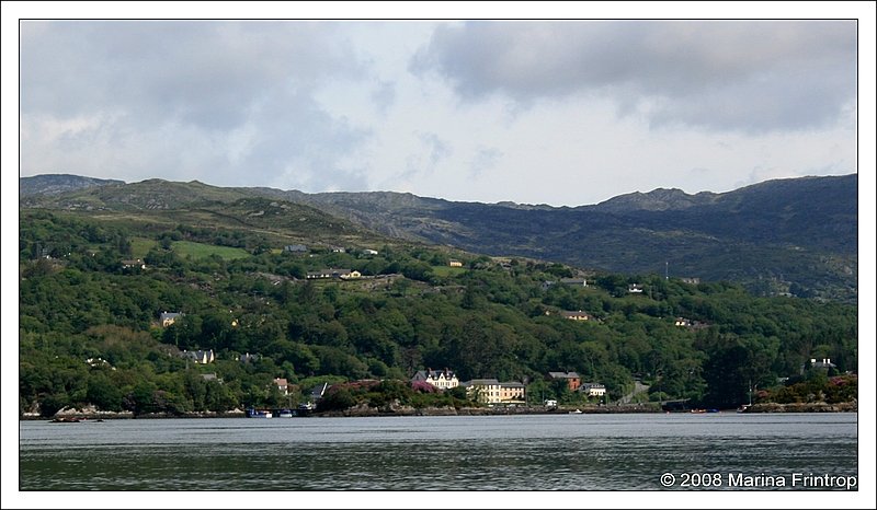 Blick ber die Bantry Bay auf das rtchen Glengariff, Irland County Cork.