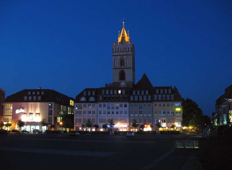Blick ber den Brunnenplatz zum Turm der St. Marienkirche in Frankfurt(Oder) am Abend, 18.07.2007
