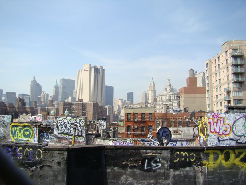 Blick ber ChinaTown nach Downtown Manhattan. Blick von der Manhattan Bridge am 09.04.08