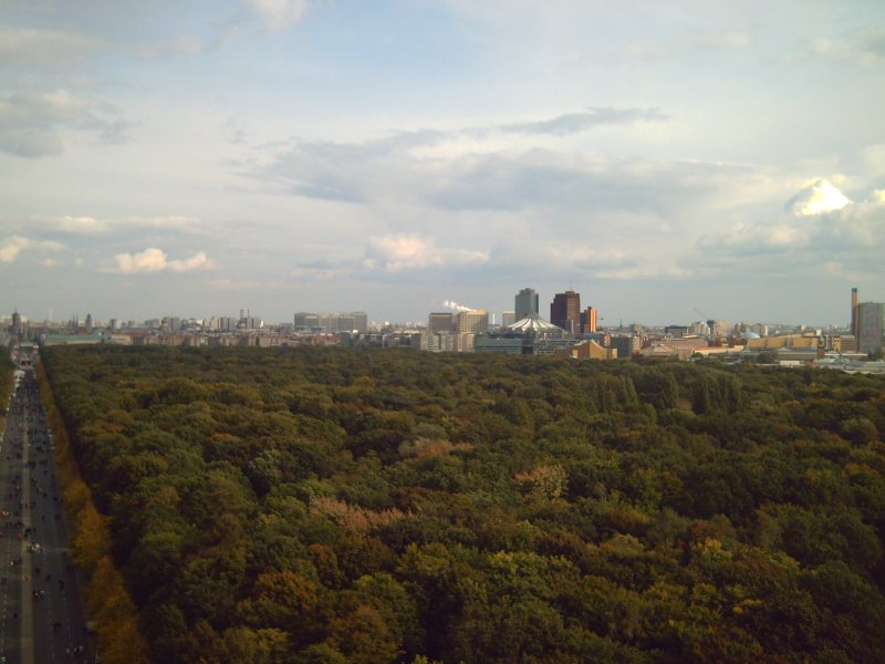 Blick ber den Tiergarten zur Berliner City von der Siegessule aus.
