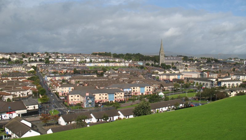 Blick von der westlichen Stadtmauer auf Bogside, wo Wandmalereien an die Troubles ( Brgerkrieg) in Derry erinnern.
(September 2007)