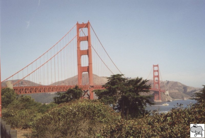 Blick zur Golden Gate Bridge und nach Sausolito auf der anderen Seite der Bucht. Bei unseren ersten Aufenthalt (06. September 2002) hllte sich die Brcke in Nebel, doch am 17. September 2002 konnte wir sie in Ihrer vollen Schnheit bewundern und die anschlieende Fahrt mit den PKW ber die Brcke genieen. 
