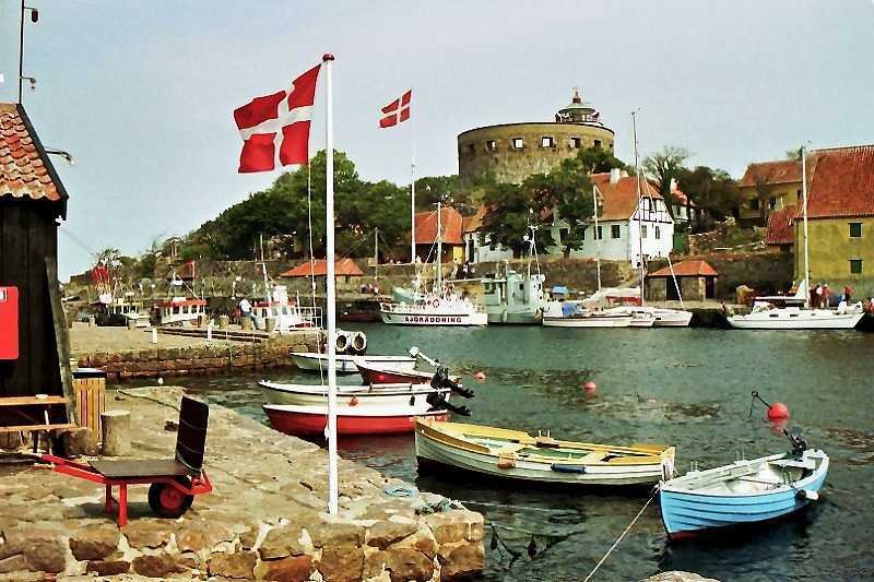 Bornholm nordstlich vorgelagert liegt eine Gruppe winziger Inseln, die Ertholmene ( Erbseninseln ), von denen zwei, Christians und Frederiks, bewohnt sind. Hier ein Blick von Frederiks auf Christians (Aug. 1997).