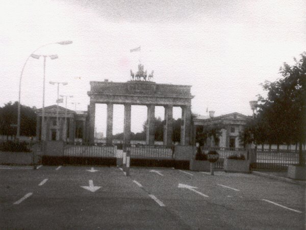 Brandenburger Tor Mitte der 80er Jahre, aus Ost-Berliner Perspektive (Foto von meinem Vater). Man hatte freien Blick auf das Tor, die Betonmauer verlief dahinter. Man konnte die Grenzsoldaten beobachten.