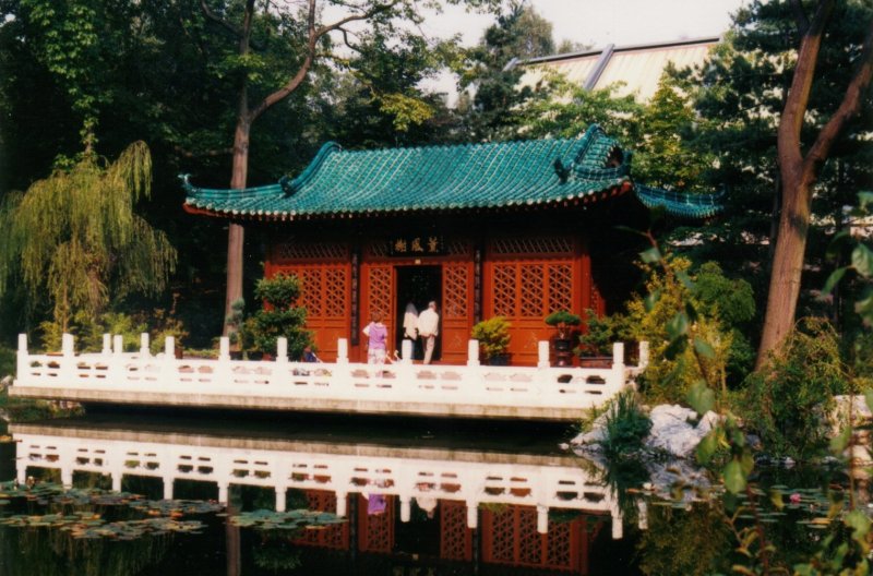 Chinesischer Garten im Zoo Duisburg
1988, der Chinesische Garten  Aus dem Reich der Mitte  wird im Duisburger Zoo als Zeichen der Vlkerverstndigung und Stdtepartnerschaft zu Wuhan fr die Duisburger Bevlkerung erffnet. 