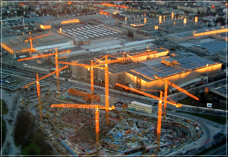 Da leuchten die Baukrne und Kamine: Sonnenuntergang in Mnchen am 4.1.2005. Hier entsteht die neue BMW-Welt, dahinter das BMW-Werk. (Jonas)