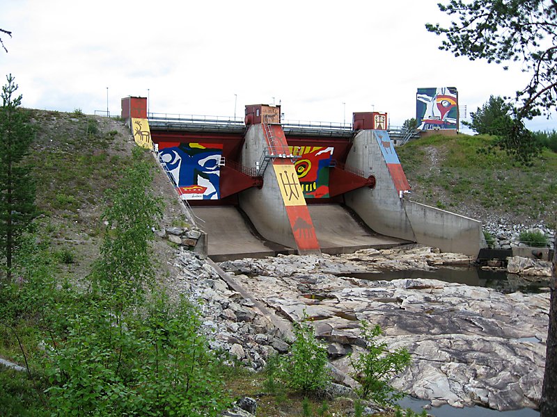 Das Akkat Kraftwerk bei Jokkmokk zeigt knstlerische Darstellungen
ber die Vertreibung der Samis durch die fortschreitende Industiealisierung. Das Foto entstand am 3.8.08.