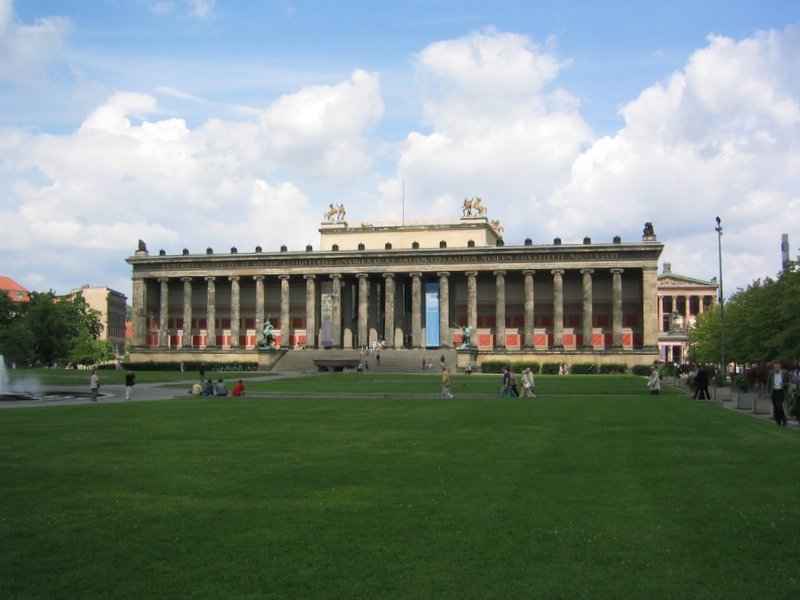 Das Alte Museum, beim Lustgarten gelegen. Es ist das lteste Museum Berlins und wurde von Schinkel gebaut. Die Vorhalle wird von 18 ionischen Sulen getragen. Die Inschrift darber soll dem Studium des Altertums und der schnen Knste gewidmet sein.