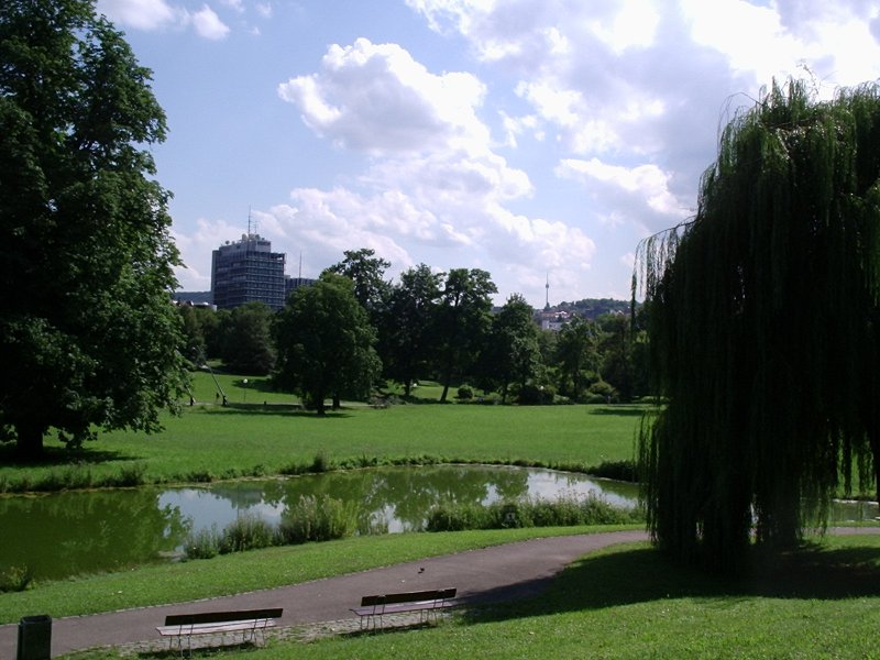 Das  Grne U  in Stuttgart: Im Hintergrund links befindet sich das Sdwestrundfunk-Gebude und rechts erhebt sich der Fernsehturm in die Hhe.