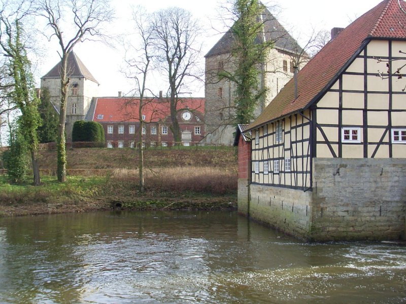 Das heutige Wasserschloss Rheda hat sich aus einer mittelalterlichen Burganlage (um 1170 erstmals urkundlich erwhnt), entwickelt. Die Schlossanlage liegt direkt an der Ems, wo ein Stau an der historischen Wassermhle den Wasserstrom reguliert. 
