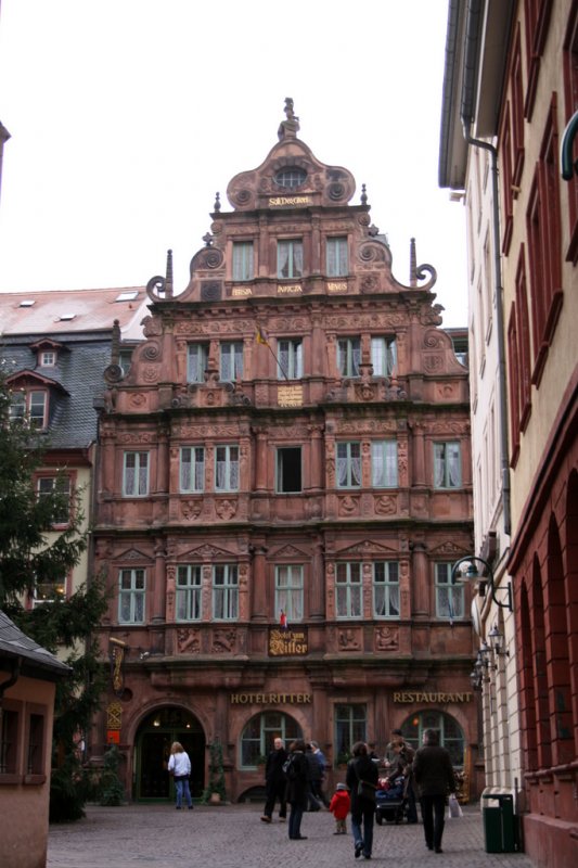 Das Hotel Ritter in Heidelberg. Dies ist das lteste Haus HDs. Es berlebte als einziges den franzsischen Erbfolgekrieg indem die Stadt fast vllig zerstrt wurde (1688 Melac). Heute beherbergt es ein sehr exklusives Restaurant.Es wurde 1592 von den Tuchhndlern Belier erbaut (Renaissance) und befindet sich in der Altstadt, neben der Heiligeistkirche.