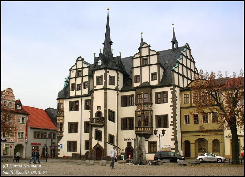 Das hbsche Rathaus in der historischen Altstadt von Saalfeld(Saale), 09.10.07.