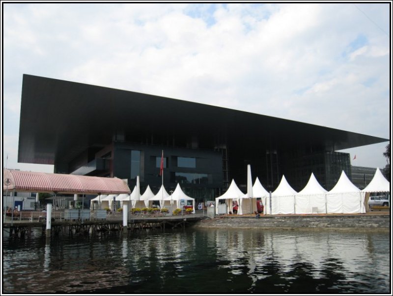 Das Kultur- und Kongresszentrum Luzern, direkt neben dem Hauptbahnhof am Vierwaldsttter See gelegen, wurde Ende der 90er Jahre des letzten Jahrhunderts unter der Regie des franzsischen Architekten Jean Nouvel gebaut. Besonders auffallend ist die gewaltige Dachkonstuktion. (18.07.2007)