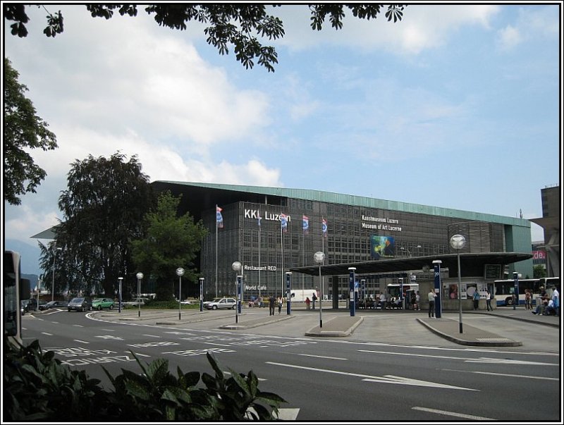 Das Kultur- und Kongresszentrum Luzern, direkt neben dem Hauptbahnhof am Vierwaldsttter See gelegen, wurde Ende der 90er Jahre des letzten Jahrhunderts unter der Regie des franzsischen Architekten Jean Nouvel gebaut. Besonders auffallend ist die gewaltige Dachkonstuktion. (21.07.2007)