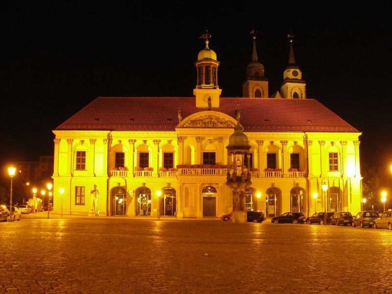Das Magdeburger Rathaus am Alten Markt. Im Vordergrund steht eine vergoldete Kopie des Magdeburger Reiters (das Original befindet sich im Museum). Hinter dem Rathaus sind die Trme der Johanniskirche zu sehen. Fotografiert am 15.08.2009.