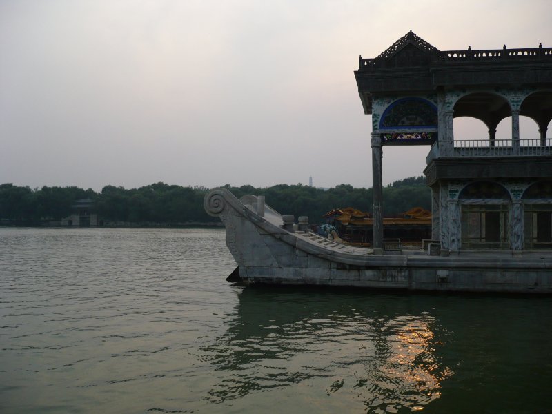 Das Marmorboot im Sommerpalast, von diesem (nicht schwimmfhigen) Aussichtsort kann man den Kunming-See betrachten. 09/2007