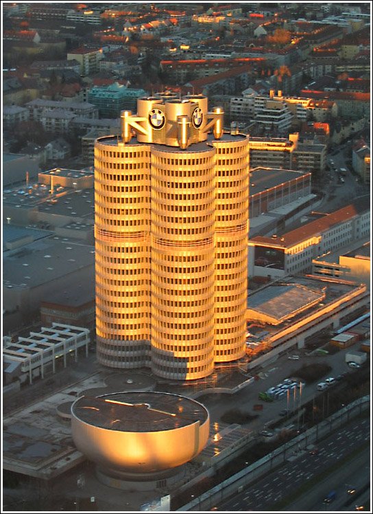 Das Mnchener BMW-Hochhaus im letzten Abendsonnenlicht. 4.1.2005 (einer von uns war´s)