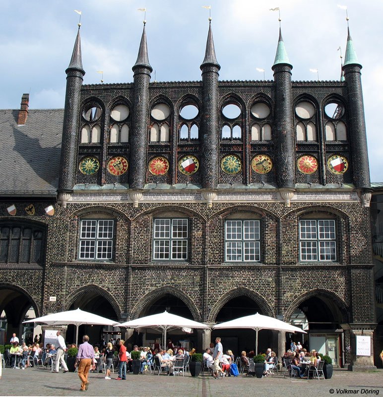 Das Neue Gemach ( Kriegsstubenbau ) ein auf Arkaden stehender Flgelbau mit durchbrochener Schauwand und bewimpelten Trmchen, gebaut 1442-1444; Rathaus Lbeck, 11.08.2006
