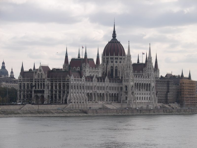 Das Parlament von Budapest. Fotografiert von Pest nach Buda. Davor fliet die Donau. Aufgenommen am 21.10.2007