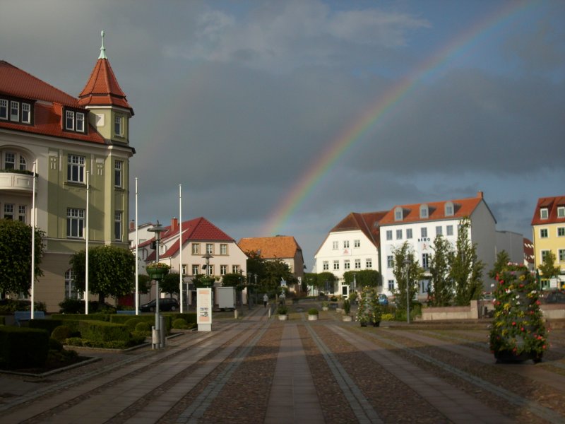 Das Rathaus und einige Huser vom Markt am 21.Juni 2009 in Bergen/Rgen.