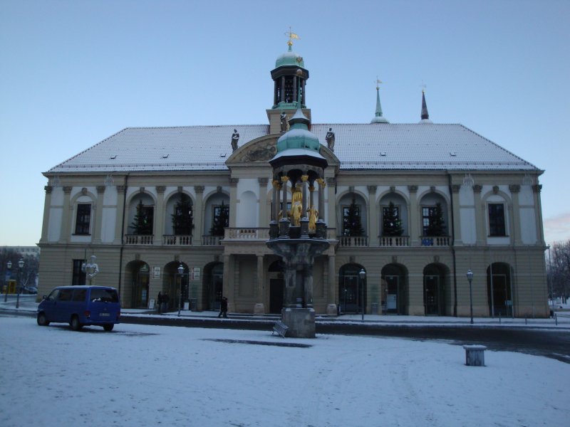 Das Rathaus Magdeburgs, fotografiert vom Alten Markt am 02.01.2009. Im Vordergrund der vergoldete Magdeburger Reiter.