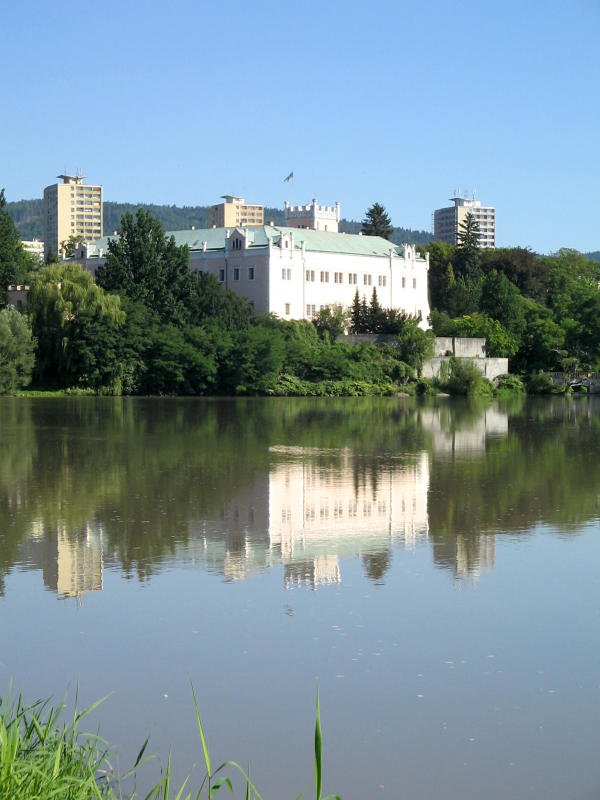 Das Schloss Klasterc spiegelt sich im Wasser der angestauten Eger, 25.08.07