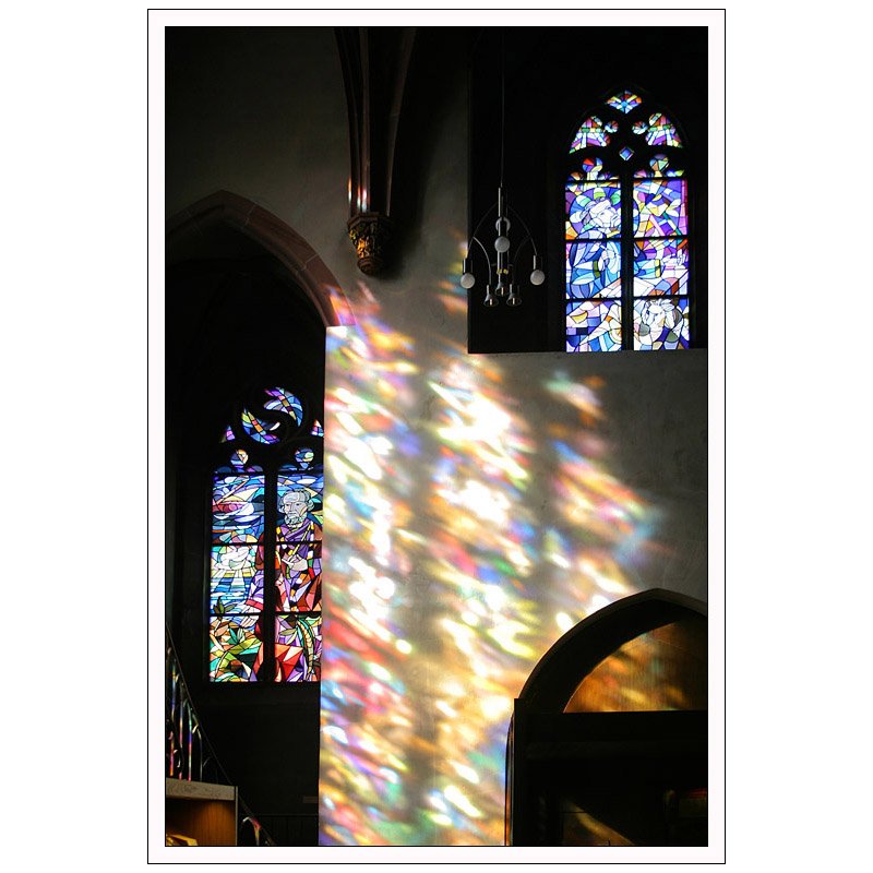 Das Sonnenlicht scheint durch die bunten Glasfenster in die Stiftskirche von Baden-Baden. 4.3.2007 (Matthias)
