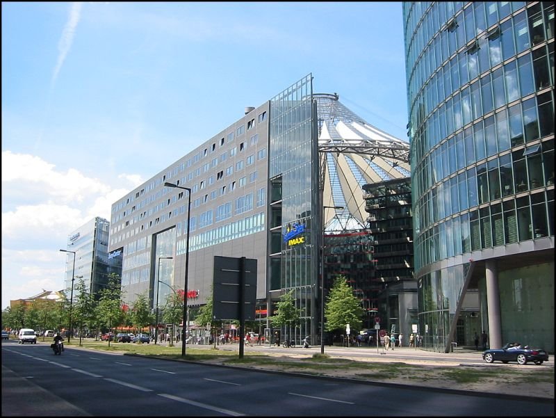 Das Sony Center am Potsdamer Platz in Berlin, aufgenommen im Juli 2005. Gut zu sehen ist die spektakulre Dachkonstruktion des Forums.